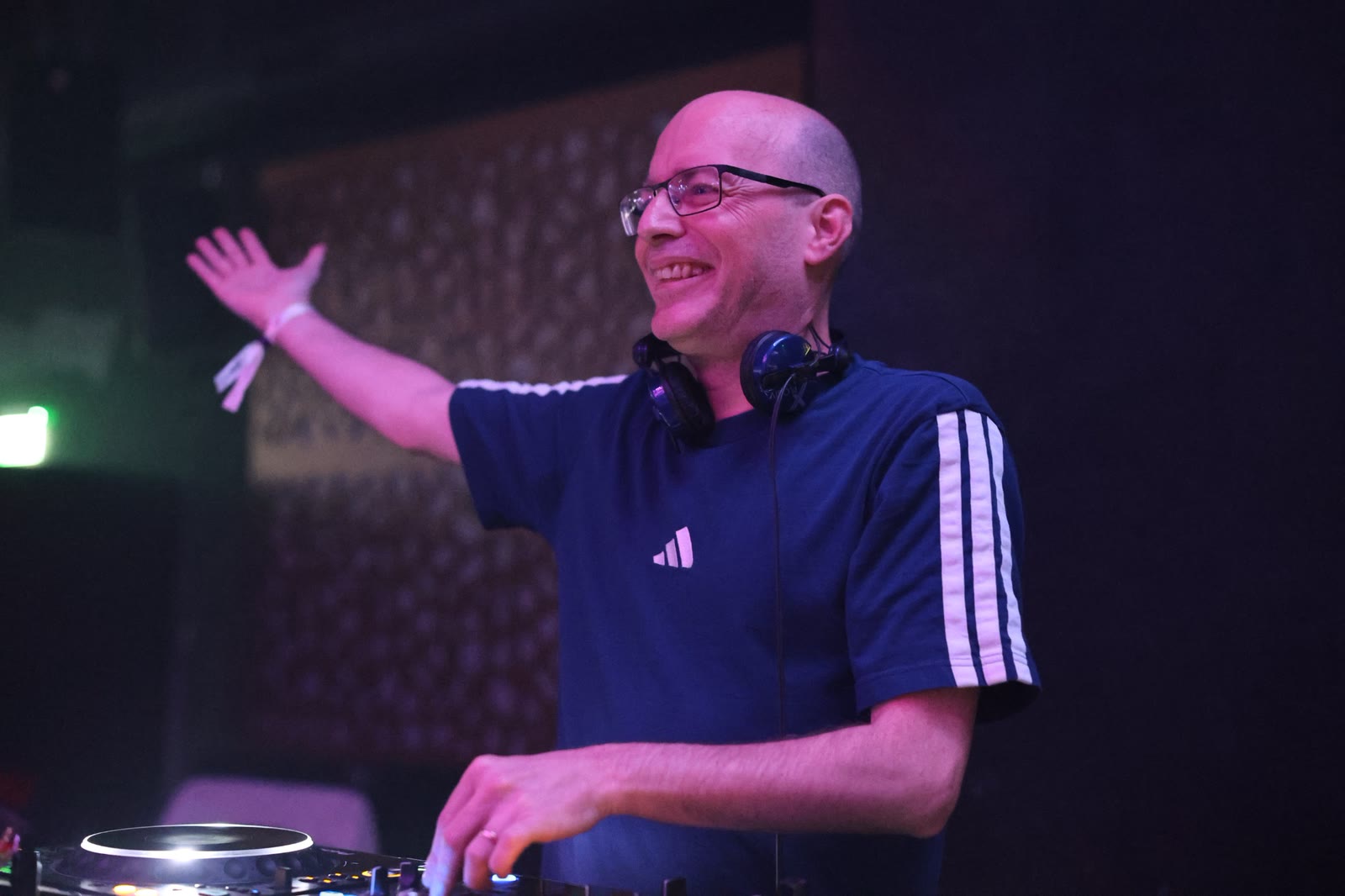 DJ X-Plosiv live am DJ-Pult